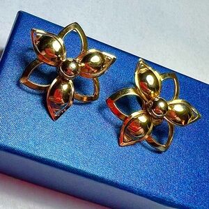 Vintage Sarah Coventry Gold Flower Clip-On Earrings Retro Mod Statement